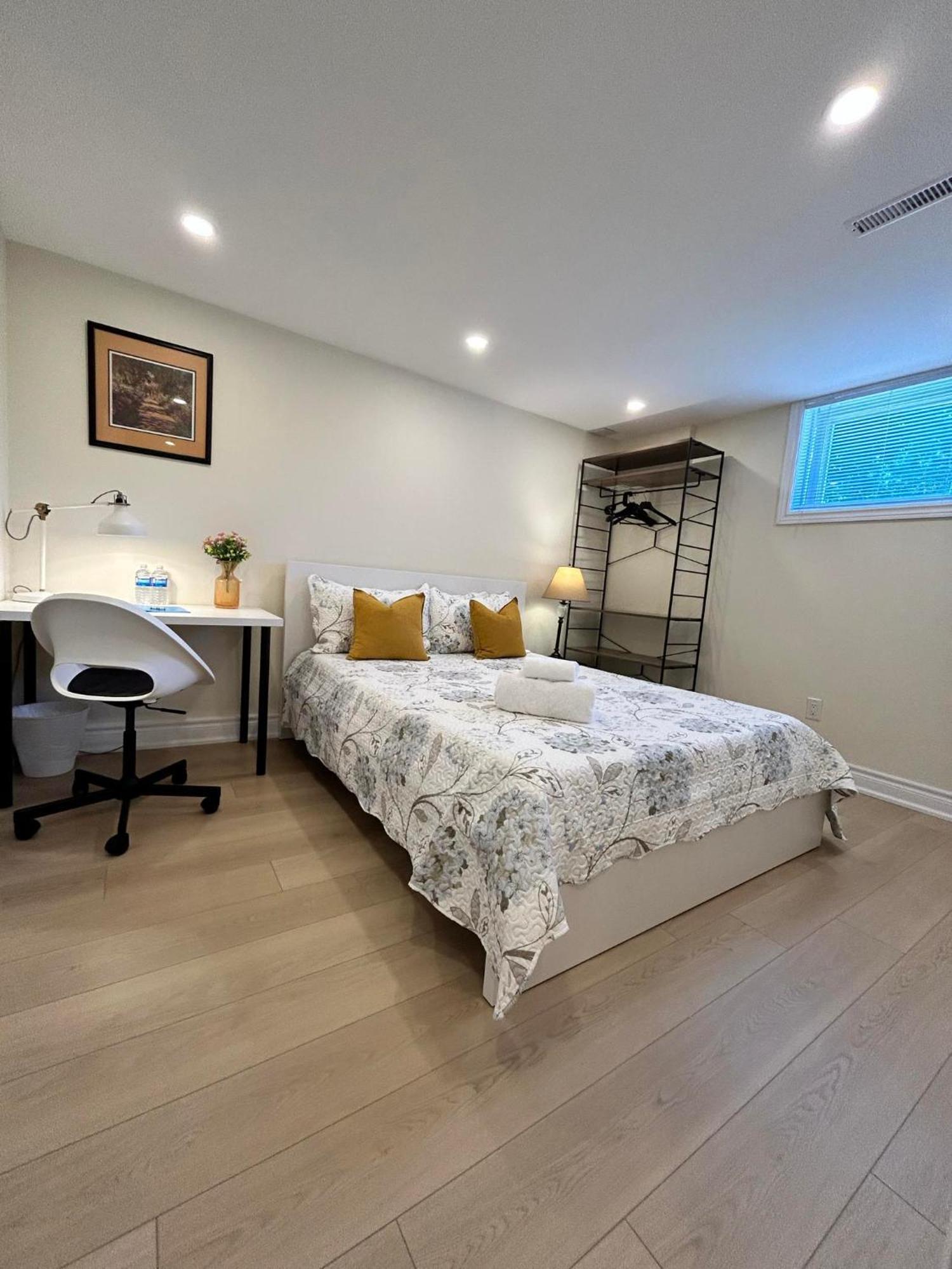 Brand New Lower Home With Exclusive Bathroom Toronto Bagian luar foto