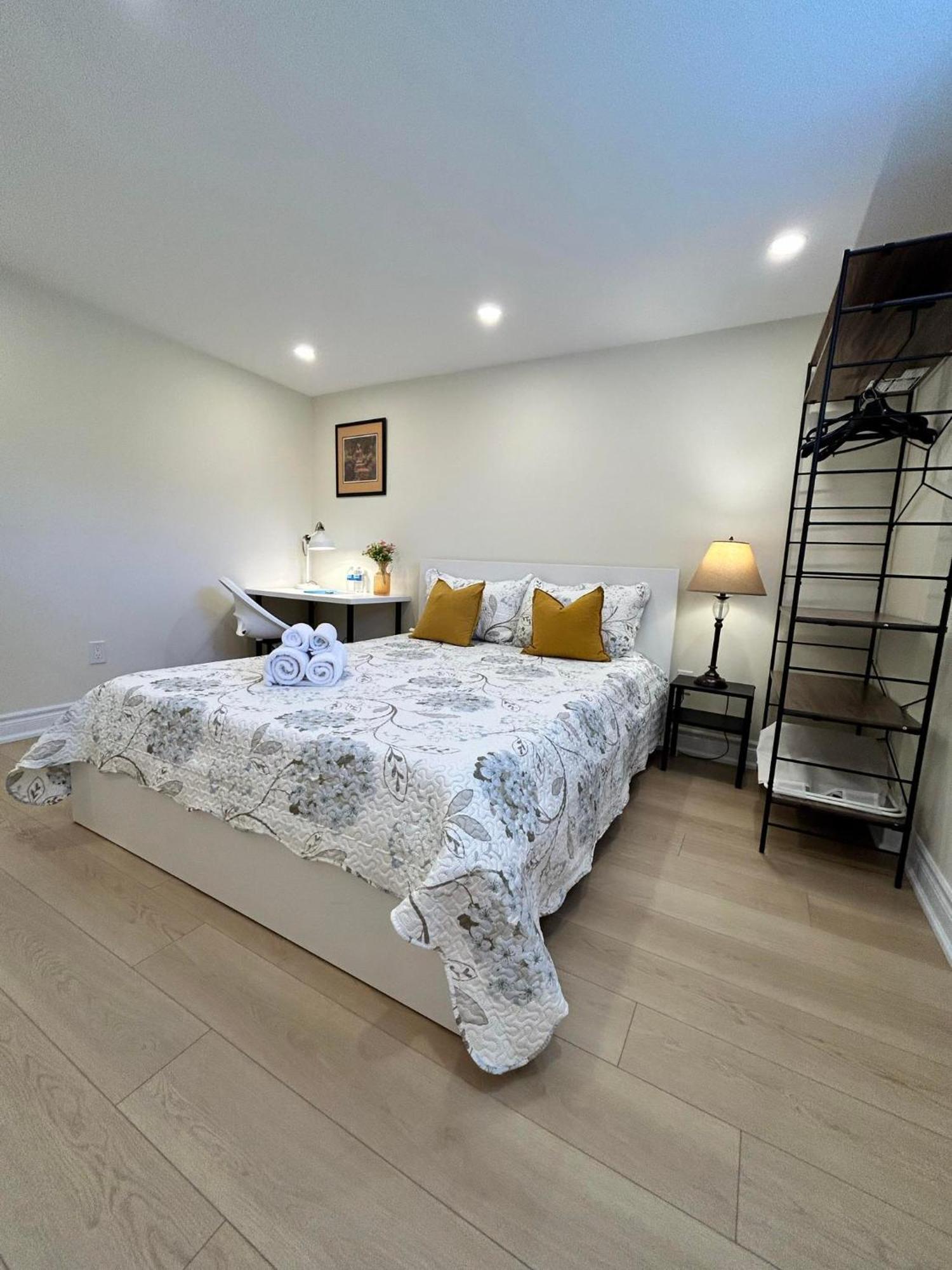 Brand New Lower Home With Exclusive Bathroom Toronto Bagian luar foto